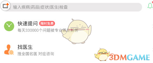 男孩钻进路边纸箱内险被车辆轧上